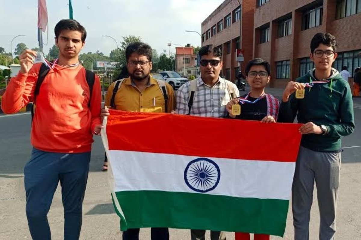 International Astronomy Olympiad: हनोई में भारतीय छात्रों का शानदार प्रदर्शन, 4 गोल्ड और 1 सिल्वर के साथ जीता तीसरा स्थान