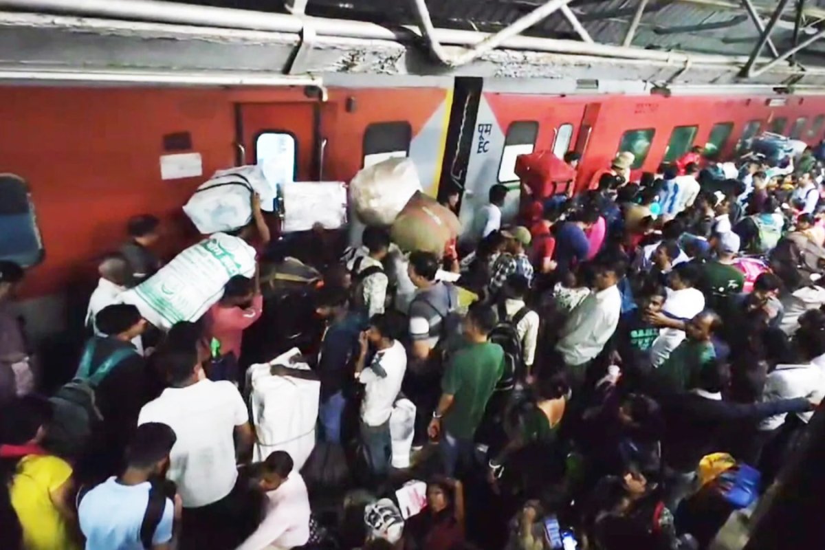 Delhi Protest Rail Chaos: CJP प्रदर्शन के चलते 170 लोकल ट्रेनें रद्द, रेलवे स्टेशनों पर रात भर भटकते रहे हजारों मुसाफिर