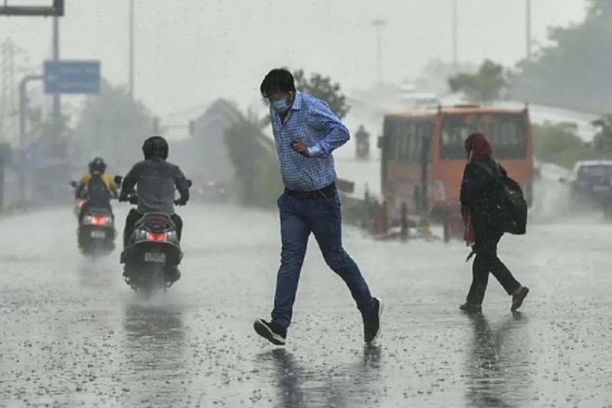 दिल्ली-एनसीआर में बदला मौसम का मिजाज: बादलों के डेरे के साथ बारिश और ठंडी हवाओं की दस्तक, IMD ने जारी किया ऑरेंज अलर्ट