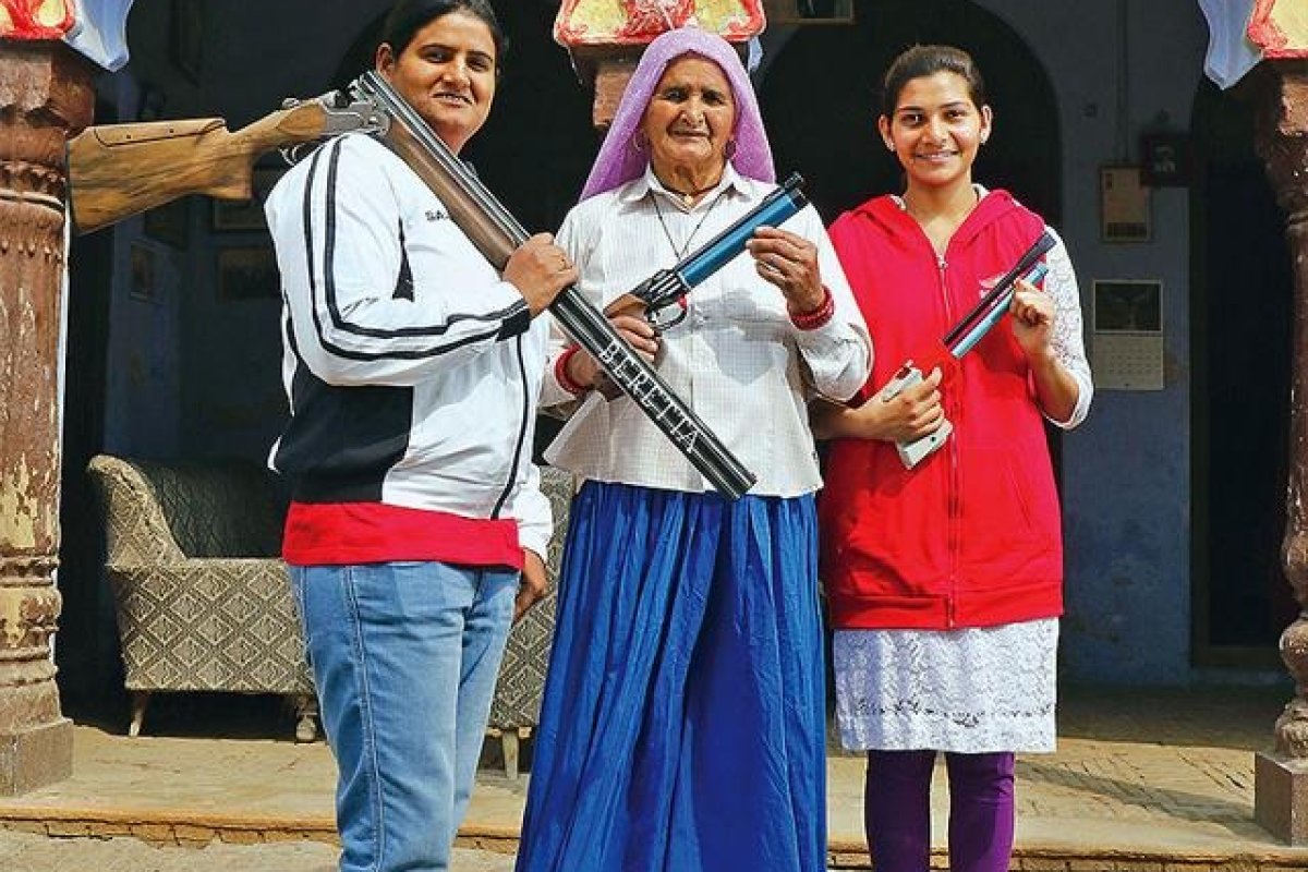UP Women Empowerment: घूंघट छोड़ राइफल थामेंगी वाराणसी की महिलाएं, 400 ग्रामीण महिलाओं को खेल मैदान में दी जा रही शूटिंग की ट्रेनिंग