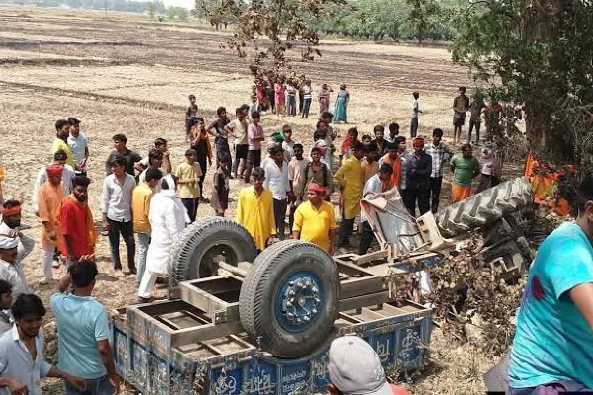 जालौन में दर्दनाक सड़क हादसा: श्रद्धालुओं से भरी ट्रैक्टर-ट्रॉली अनियंत्रित होकर पलटी, 19 लोग घायल