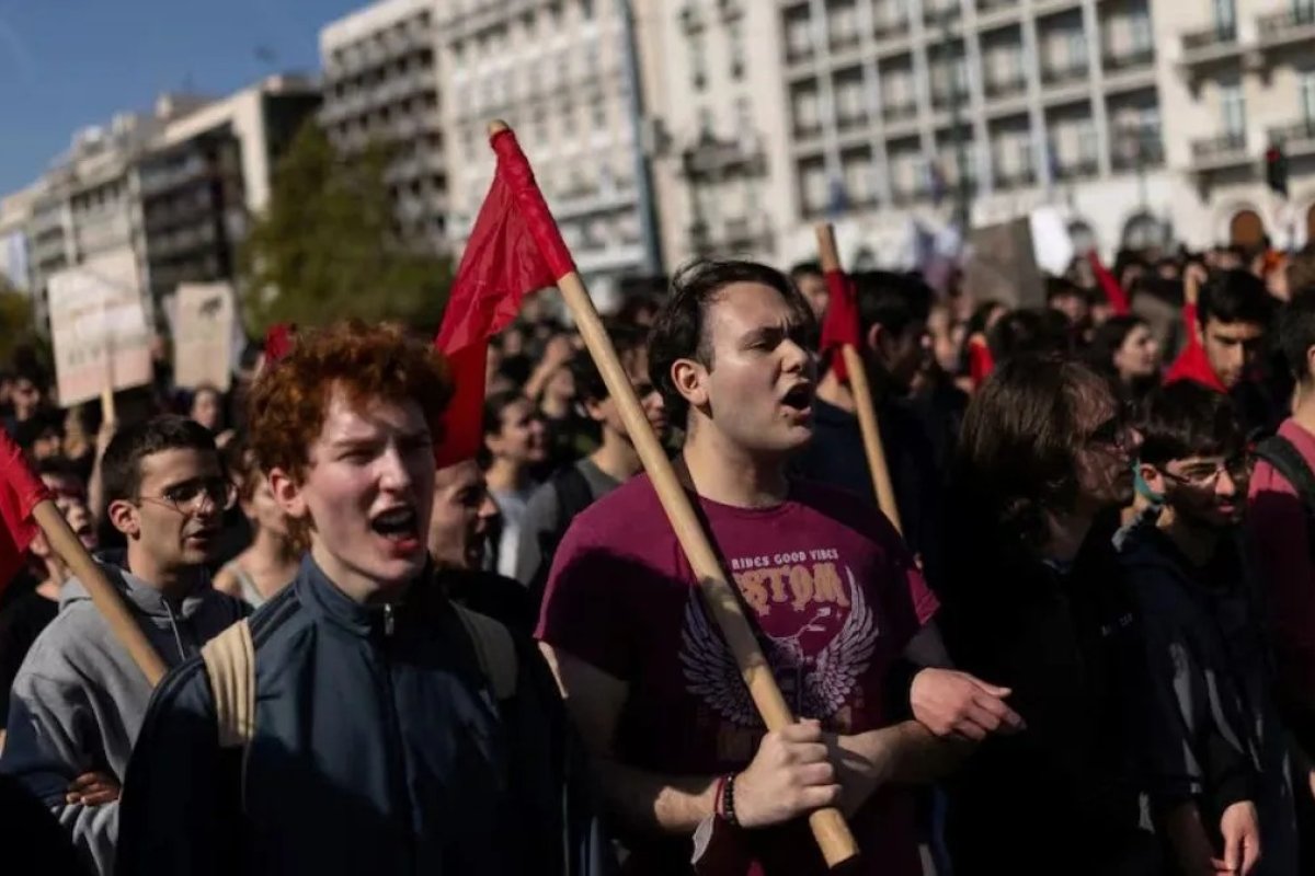 Greece Education Protest - एथेंस की सड़कों पर 10 हजार छात्र और शिक्षक, वेतन वृद्धि और शिक्षा बजट बढ़ाने की मांग