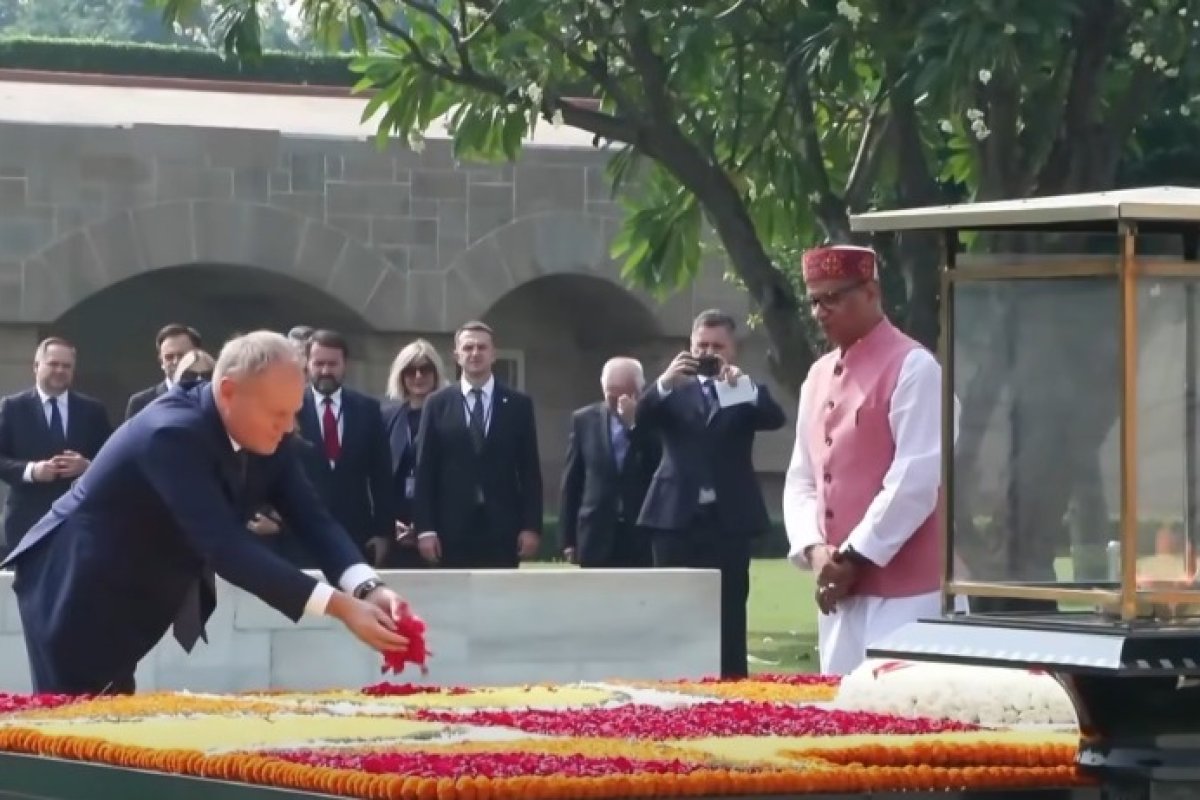 Poland PM India Visit - पोलैंड के प्रधानमंत्री डोनाल्ड टस्क पहुंचे दिल्ली, राजघाट पर महात्मा गांधी को दी श्रद्धांजलि