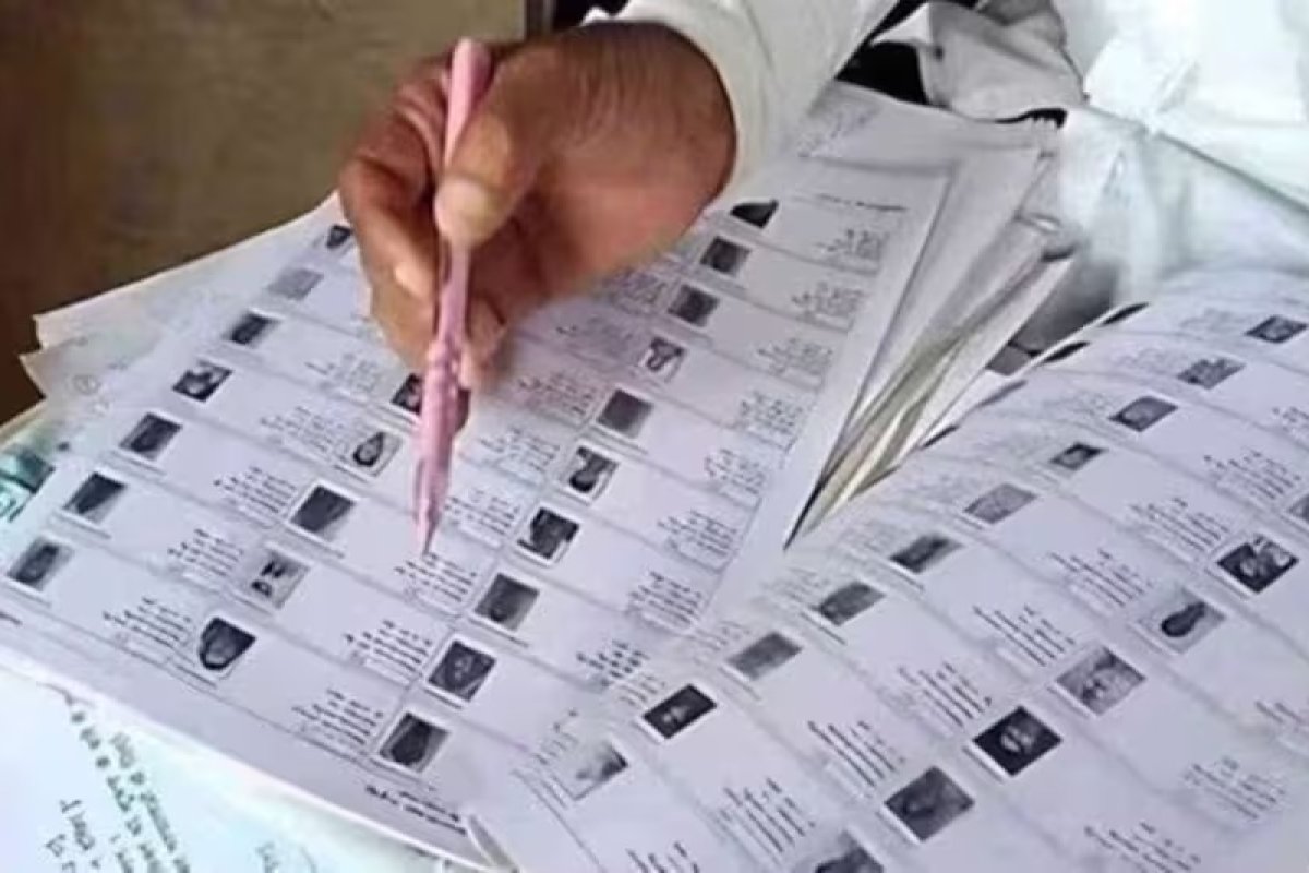 Pilibhit Voter List Glitch - SIR प्रक्रिया के बाद पीलीभीत में सामने आई गड़बड़ी, एक ही EPIC नंबर पर दर्ज मिले अलग-अलग नाम