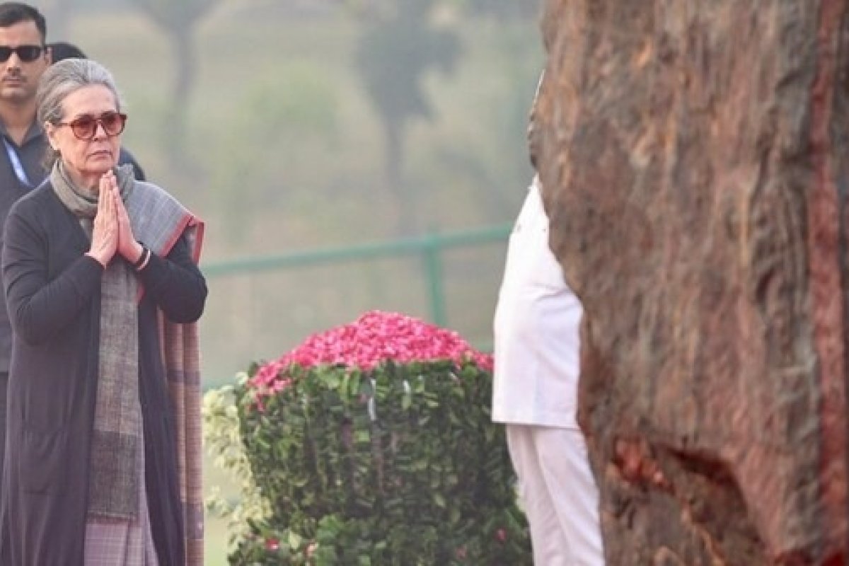 Indira Gandhi Death Anniversary - शक्ति स्थल पर सोनिया, खरगे, राहुल और प्रियंका ने दी श्रद्धांजलि; पूर्व पीएम की 42वीं पुण्यतिथि पर देश कर रहा नमन