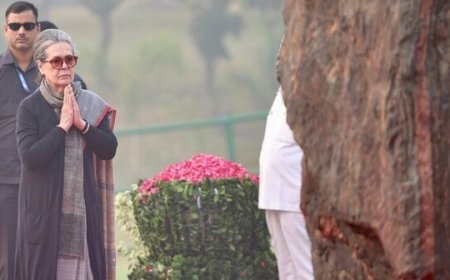 Indira Gandhi Death Anniversary - शक्ति स्थल पर सोनिया, खरगे, राहुल और प्रियंका ने दी श्रद्धांजलि; पूर्व पीएम की 42वीं पुण्यतिथि पर देश कर रहा नमन