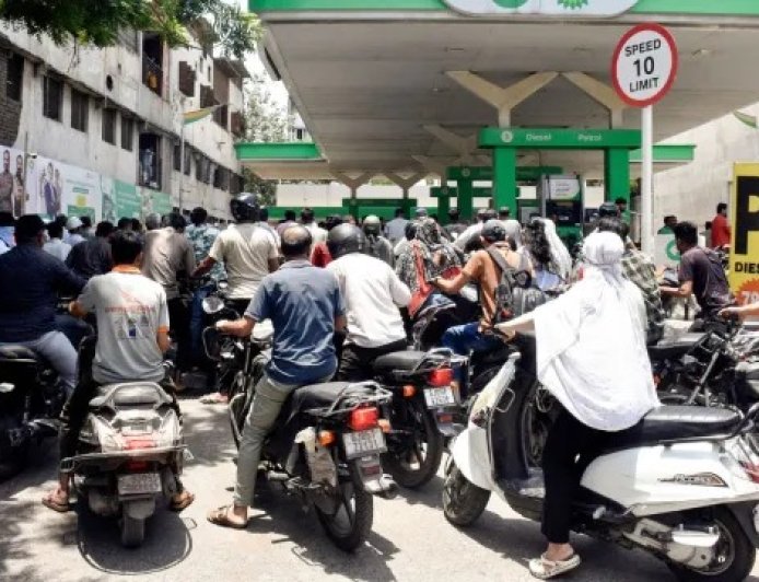 Petrol Diesel Price Today: 4 अक्टूबर 2026 को पेट्रोल-डीजल के भाव स्थिर, जानें यूपी, दिल्ली समेत प्रमुख शहरों के ताजा रेट