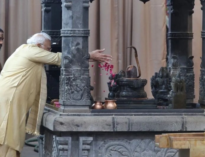 PM Modi 25 Years in Public Life: सार्वजनिक जीवन में 25 वर्ष पूरे होने पर पीएम मोदी ने किए श्री विनायक मंदिर में दर्शन, की देश की समृद्धि की प्रार्थना