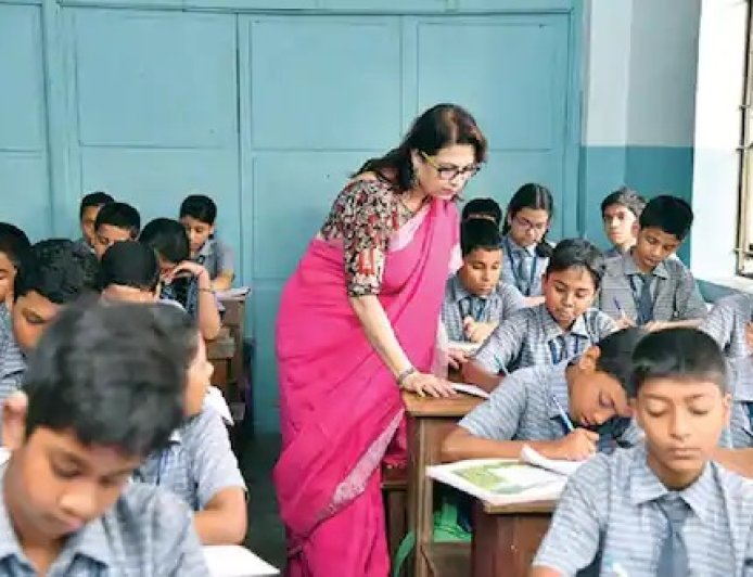 UP Shiksha Mitra Mandeya: दिवाली से पहले 1.27 लाख शिक्षामित्रों को तोहफा, योगी सरकार ने जारी किया ₹460.23 करोड़ का बजट