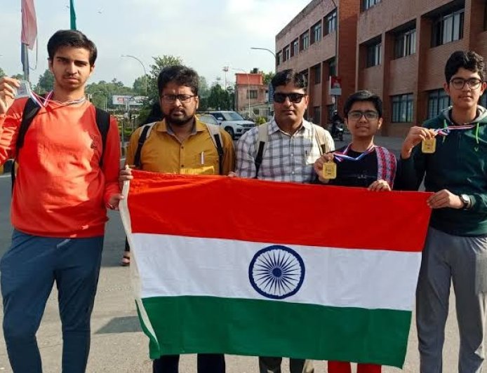 International Astronomy Olympiad: हनोई में भारतीय छात्रों का शानदार प्रदर्शन, 4 गोल्ड और 1 सिल्वर के साथ जीता तीसरा स्थान