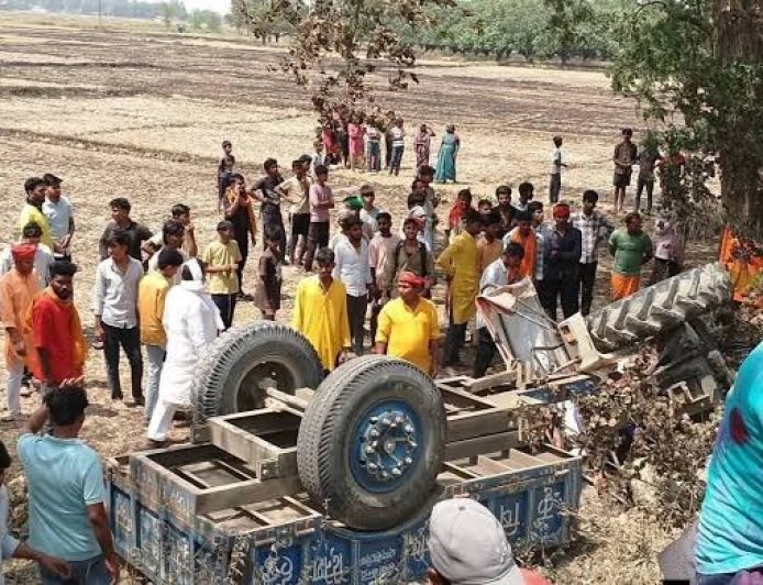 जालौन में दर्दनाक सड़क हादसा: श्रद्धालुओं से भरी ट्रैक्टर-ट्रॉली अनियंत्रित होकर पलटी, 19 लोग घायल