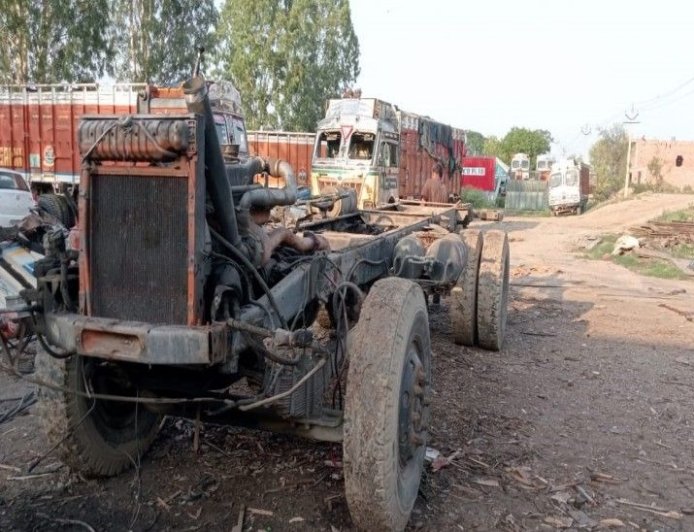 झारखंड में ट्रक बेचकर फंसा मालिक: खरीददार ने नहीं चुकाई फाइनेंस की किस्तें, ₹8.30 लाख की धोखाधड़ी पर FIR
