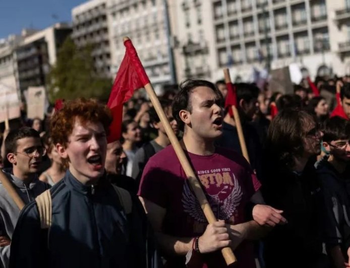 Greece Education Protest - एथेंस की सड़कों पर 10 हजार छात्र और शिक्षक, वेतन वृद्धि और शिक्षा बजट बढ़ाने की मांग