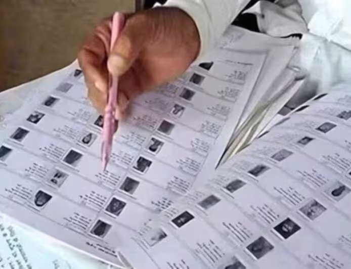 Pilibhit Voter List Glitch - SIR प्रक्रिया के बाद पीलीभीत में सामने आई गड़बड़ी, एक ही EPIC नंबर पर दर्ज मिले अलग-अलग नाम